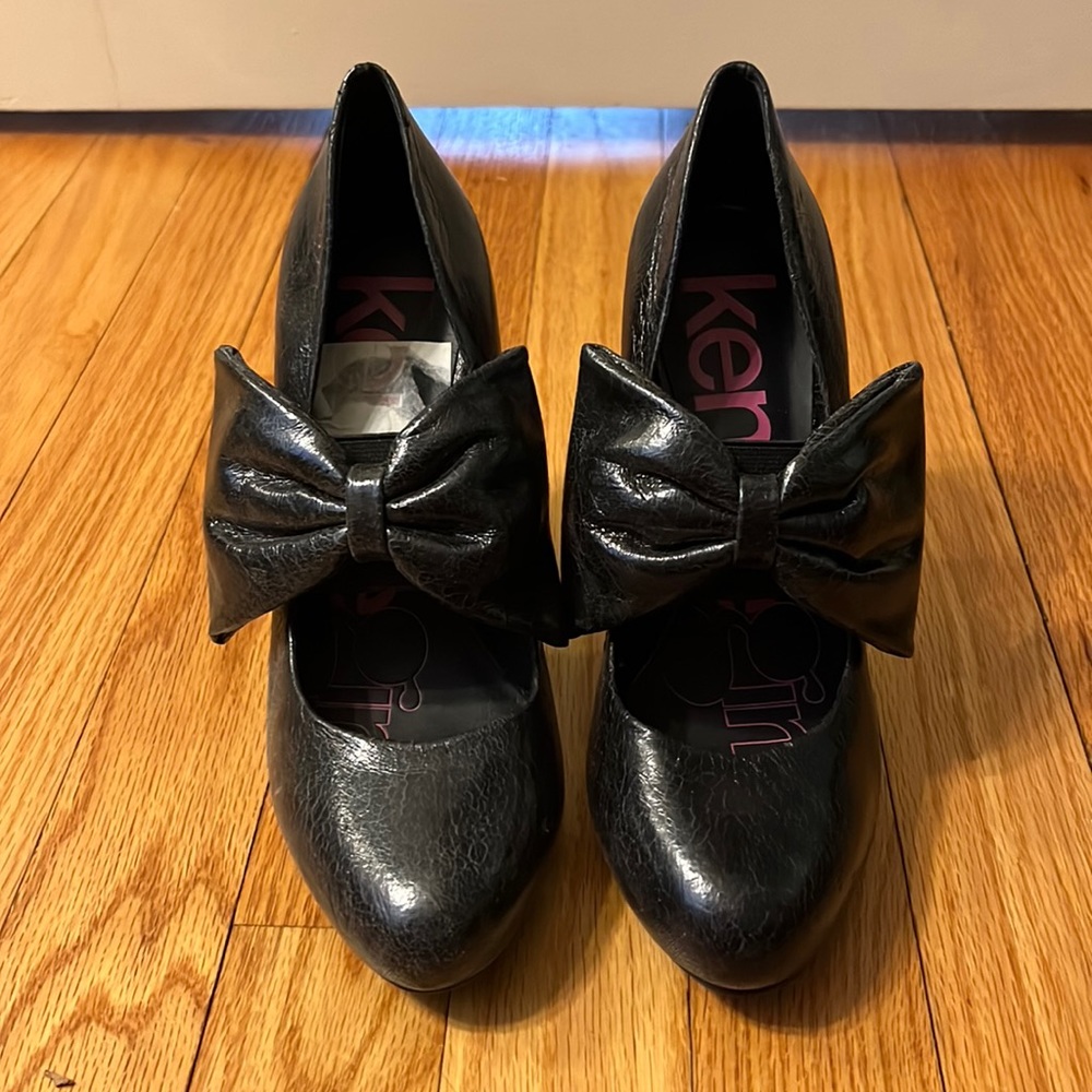 Kensiegirl black pumps with bow